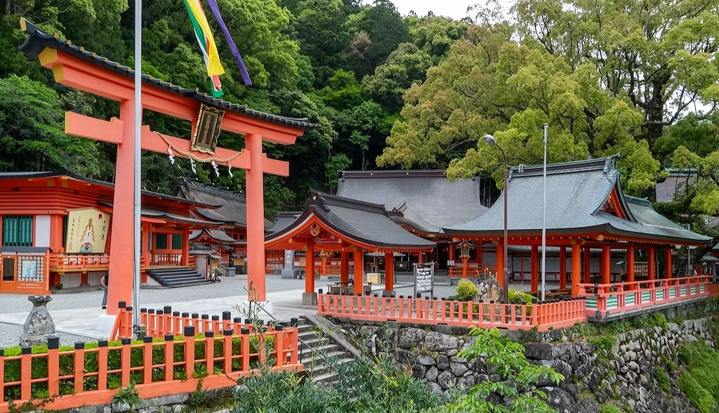 紅色主調及黑色屋頂熊野那智大社與鳥居